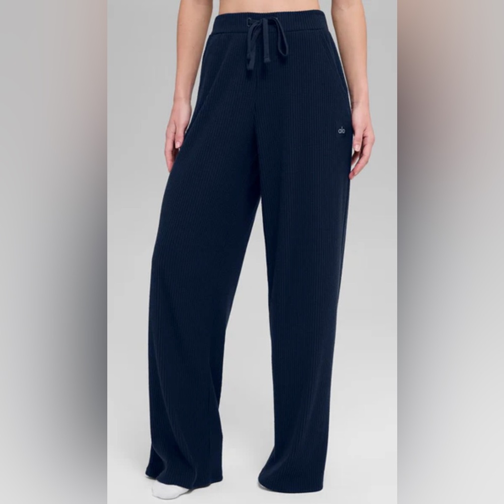 Alo Yoga NWT Muse Wide Leg Pants Navy Blue Relax Fit Size XS Front Pockets - Picture 1 of 10